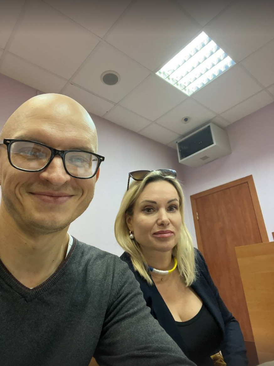 Die russische TV-Mitarbeiterin Marina Owssjannikowa mit ihrem Anwalt Anton Gaschinski in einem Gerichtsgebäude.