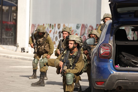 07.10.2023, Israel, Sderot: Israelische Soldaten sichern das Gebiet nach den Angriffen der Hamas. Die im Gazastreifen herrschende islamistische Hamas, die von Israel, der EU und den USA�als Terrororga ...