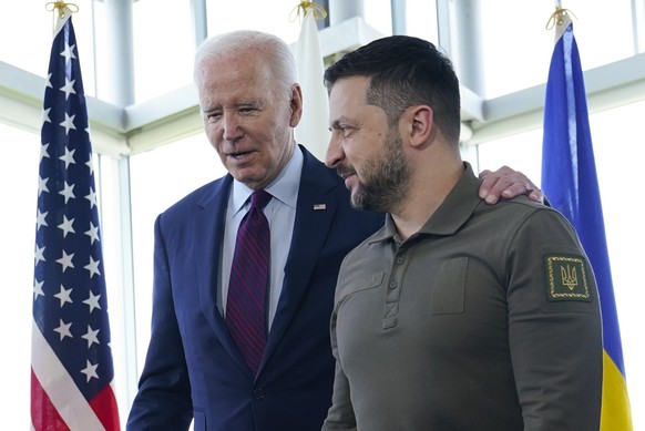 21.05.2023, Japan, Hiroshima: Joe Biden (l), Präsident der USA, geht mit Wolodymyr Selenskyj, Präsident der Ukraine, vor einer Arbeitssitzung zur Situation in der Ukraine während des G7-Gipfels in Hir ...