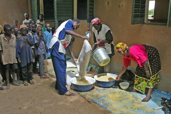 Aug. 9, 2005 - U.S. - KRT WORLD NEWS STORY SLUGGED: AFRICA-HUNGER KRT PHOTOGRAPH BY JONATHAN BUCKMASTER/EXPRESS SYNDICATION (August 19) Red Cross volunteers mix millet, the staple diet, with oil for f ...