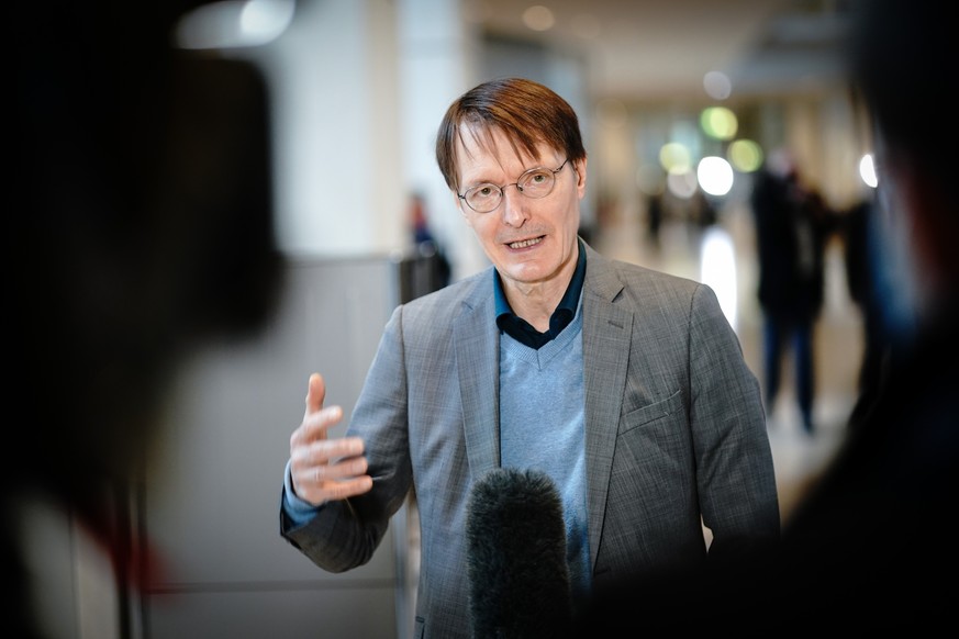 ARCHIV - 26.11.2020, Berlin: Karl Lauterbach (SPD), Gesundheitspolitiker, spricht im Bundestag, nach der Regierungserkl