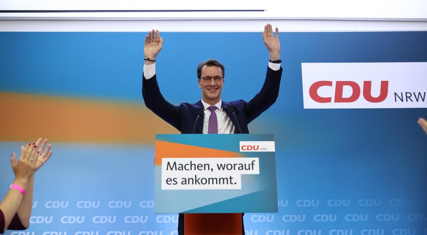 Der bisherige NRW-Ministerpräsident und CDU-Spitzenkandidat für die Landtagswahl in Nordrhein-Westfalen, Hendrik Wüst, steht bei der Wahlparty seiner Partei auf der Bühne. In Nordrhein-Westfalen fande ...