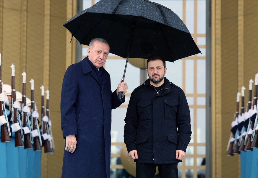 News Bilder des Tages Ankara, Recep Tayyip Erdogan trifft Wolodymyr Selenskyj Zelensky Visit To Turkey - Ankara Handout photo shows Turkey s President Recep Tayyip Erdogan posing with Ukrainian Presid ...