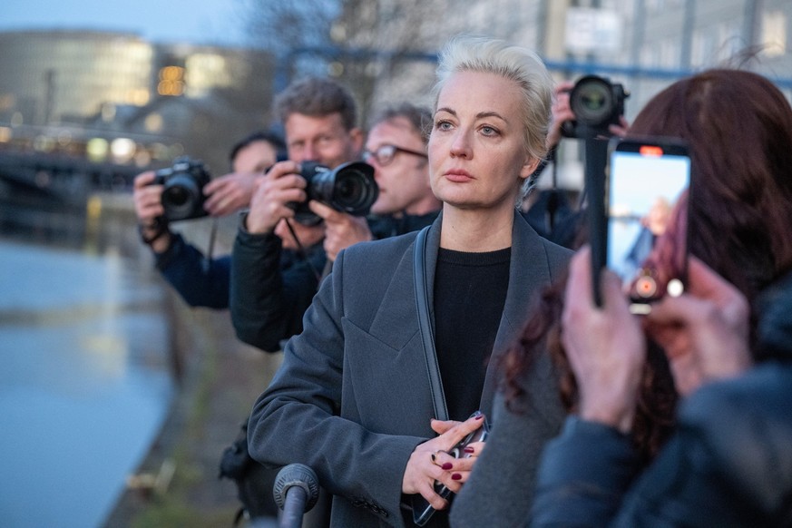 17.03.2024, Berlin: Julia Nawalnaja , Witwe von Alexej Nawalny, steht nach der Stimmabgabe f