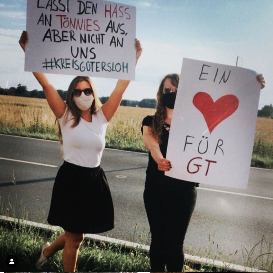 Gütersloh Protest Janine Stolzen und Jennifer Krüger aus Versmold (Kreis Gütersloh) am 27.06