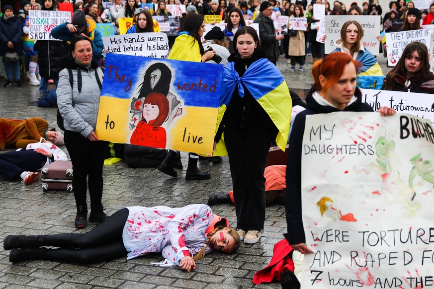 News Themen der Woche KW14 News Bilder des Tages Protest Against Russian Genocide In Ukraine Ukrainian citizens and supporters lay on the ground playing dead while attending a silent protest at the Ma ...