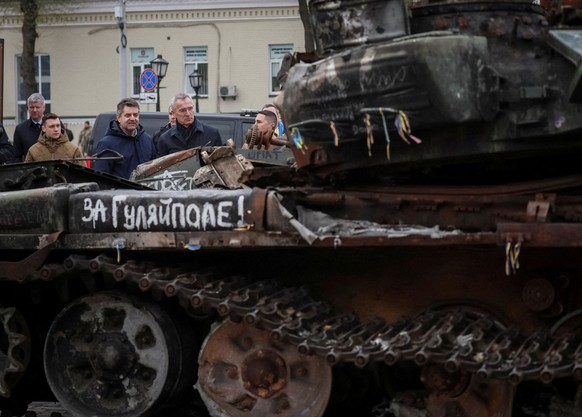 NATO Secretary-General Jens Stoltenberg visits an exhibition displaying destroyed Russian military vehicles, amid Russia&#039;s attack on Ukraine, in central Kyiv, Ukraine April 20, 2023. REUTERS/Gleb ...