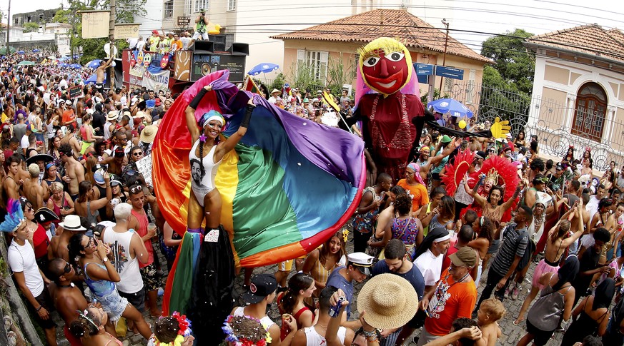 ARCHIV - 01.03.2019, Brasilien, Rio De Janeiro: Eine Karnevalsparade in den Stra