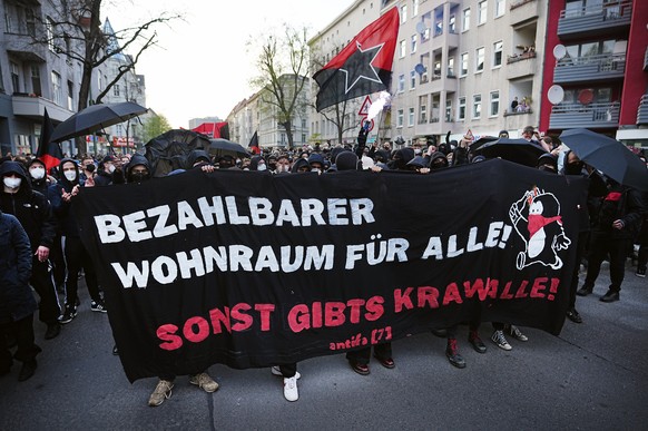 01.05.2021, Berlin: &quot;Bezahlbarer Wohnraum f�r Alle ! Sonst gibts Krawalle!&quot; steht auf dem Transparent, das Teilnehmer beim Demonstrationszug linker und linksradikaler Gruppen unter dem Motto ...