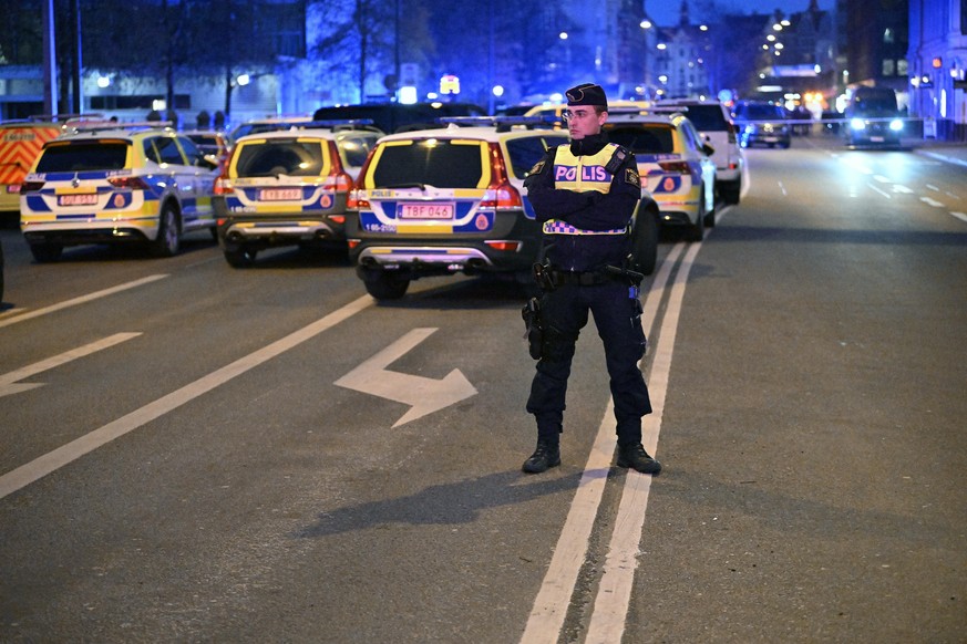 MALMÖ 20220321 Polis och sjukvårdare på plats vid en gymansieskola i Malmö. En större polisinsats pågår vid skolan och det ska röra sig om ett misstänkt grovt brott. Flera personer har skadats. Foto:  ...