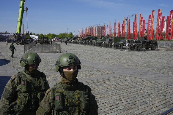 30.04.2024, Russland, Moskau: Russische Soldaten bewachen einen Bereich mit gepanzerten Militärfahrzeugen, die der ukrainischen Armee gehörten. Das russische Militär hat einen Teil der von den ukraini ...