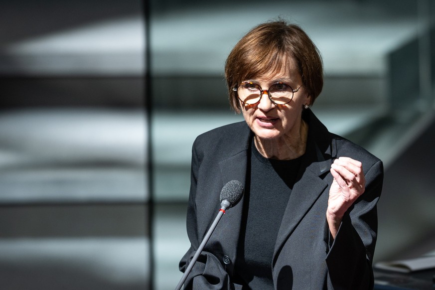 dpatopbilder - 26.06.2024, Berlin: Bettina Stark-Watzinger (FDP), Bundesministerin für Bildung und Forschung, spricht nach der Regierungserklärung bei der Befragung der Bundesregierung im Plenarsaal i ...