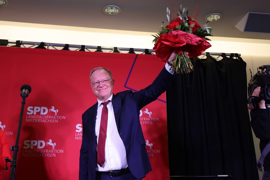 Landtagswahl Niedersachsen Stephan Weil Rosen 09102022, Germany, Wahlabend Hannover, Landtag Niedersachsen, Wahlsieger SPD Stephan Weil, Ministerpraesident vor der Fraktion mit Blumen der Fraktionsche ...