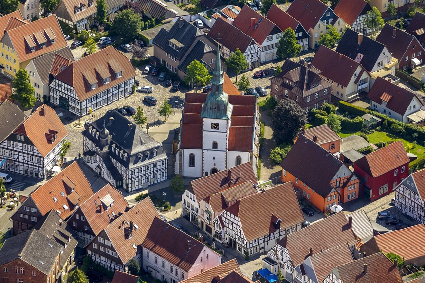 Historisches Rathaus von Rietberg, Katholische Pfarrkirche St. Johannes Baptist, Rietberg, Ostwestfalen, Nordrhein-Westfalen, Deutschland !ACHTUNGxMINDESTHONORARx60xEURO!

historic City Hall from Riet ...