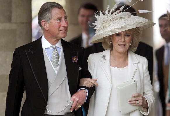 Nach ihrer Trauung verlassen Prinz Charles und seine Frau Camilla die Guildhall im englischen Windsor.