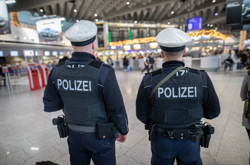 Bundespolizisten am Terminal 1 des Frankfurter Flughafens.