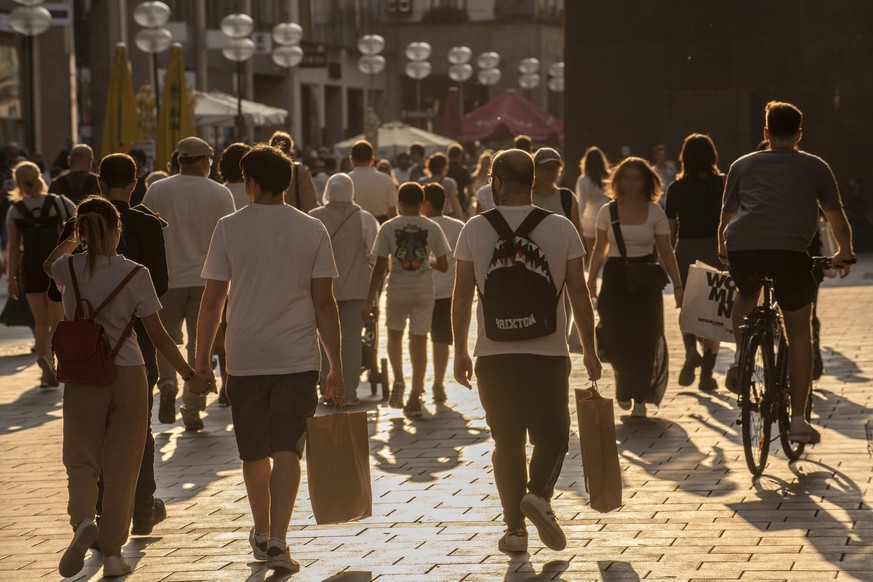 Münchner beim Shopping in der Innenstadt, Fussgängerzone am Donnerstagabend um 19:30h, München, 21.07.2022 Deutschland, München, 21. Juli 2022, Shopping in der Innenstadt, Münchner beim Einkaufen in d ...