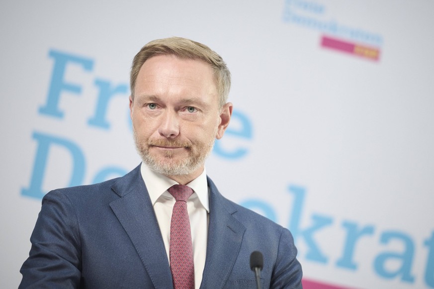 Berlin, FDP Pressekonferenz mit Christian Lindner und Stefan Birkner Christian Lindner Bundesvorsitzender der FDP während einer Pressekonferenz zu aktuellen Themen und der Wahl in Niedersachsen am 10. ...