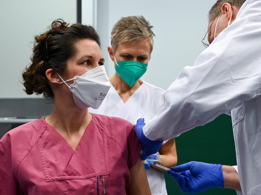 Eine Oberärztin, wird im Universitätsklinikum in Halle/Saale (UKH) gegen das Coronavirus geimpft,