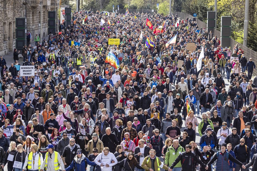 Rund 15.000 Menschen waren bei der Demo in Stuttgart am Karsamstag anwesend.