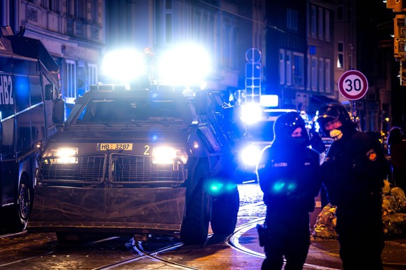 31.05.2023, Bremen: Einsatzkr�fte der Polizei stehen in der Bremer Innenstadt. Nach dem Dresdner Urteil gegen die mutma�liche Linksextremistin Lina E. ist es am Abend zu Ausschreitungen in der Bremer  ...