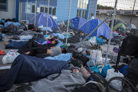 Asylsuchende schlafen am Straßenrand in der Nähe des ausgebrannten Flüchtlingslagers Moria. Mehrere Brände haben das Lager fast vollständig zerstört. Mehr als 24 Stunden nach Ausbruch der Feuer gab es ...