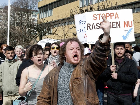Bildnummer: 55250541 Datum: 10.04.2011 Copyright: imago/Kamerapress
Göteborg - Demonstranten gegen die Versammlung der Jugendorganisation des Sverigedemokraterna PUBLICATIONxNOTxINxSWExDENxUK Gesellsc ...