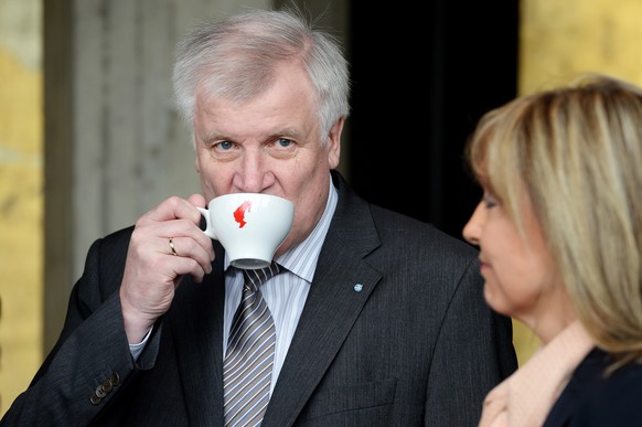 Aber zu Horst Seehofer. Er trinkt aus einer Tasse, aber er ist ganz woanders. Hmm.