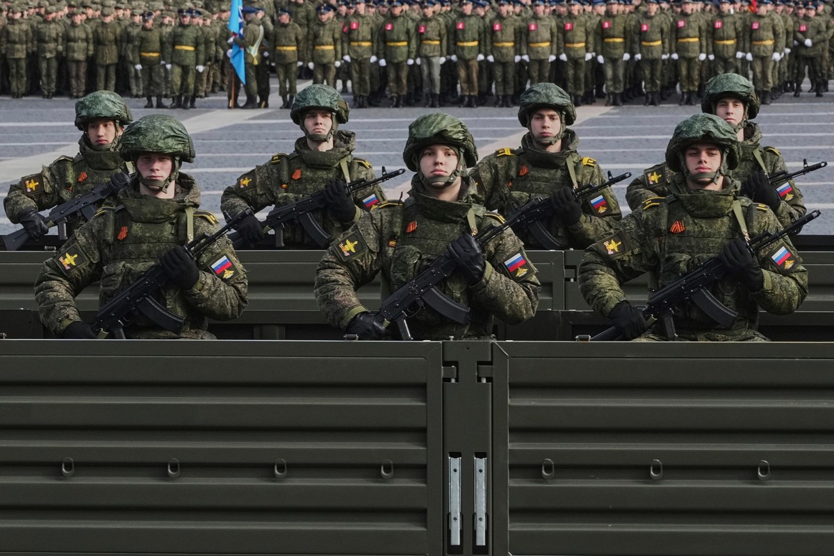 30.04.2025, Russland, St. Petersburg: Russische Soldaten fahren auf einem Lastwagen während einer Probe für die Militärparade zum Tag des Sieges auf dem Dvortsovaya (Palast) Platz. Foto: Dmitri Lovets ...