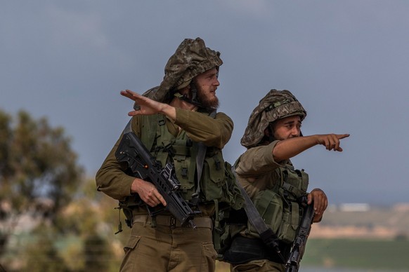 19.10.2023, Israel, Sderot: Israelische Soldaten sind in der Nähe der Grenze zwischen Israel und Gaza zu sehen. Foto: Ilia Yefimovich/dpa +++ dpa-Bildfunk +++