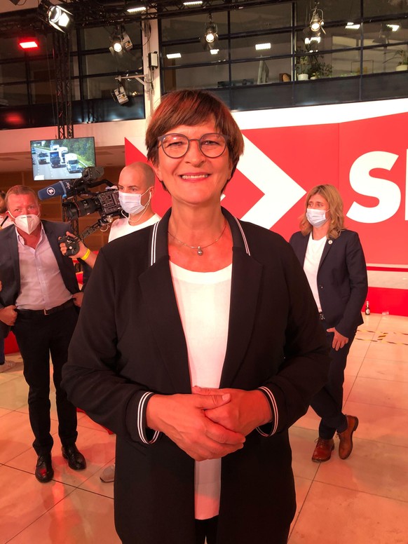 SPD-Vorsitzende Saskia Esken freut sich über das Wahlergebnis.
