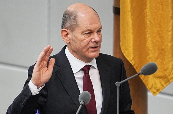 Der neu gewählte Bundeskanzler Olaf Scholz (SPD) legt im Bundestag den Amtseid für seine erste Amtszeit ab. Im Bundestag findet die Wahl und Vereidigung von Scholz zum Bundeskanzler und die Vereidigun ...