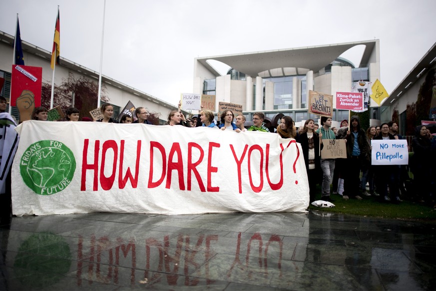 FridaysForFuture Climate-Protest DEU, Deutschland, Germany, Berlin, 25.09.2019 Demonstranten mit Schild How Dare You, einem Zitat von Greta Thunberg auf der UN Vollversammlung, auf der Demonstration v ...