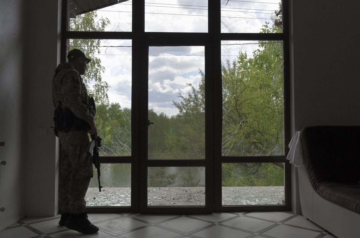 19.05.2022, Ukraine, ---: Ein ukrainischer Soldat steht am 18.05.2022 in einem Haus in der Region Charkiw in der Ostukraine. Die St�dte am Stadtrand von Charkiw wurden befreit, nachdem die ukrainische ...