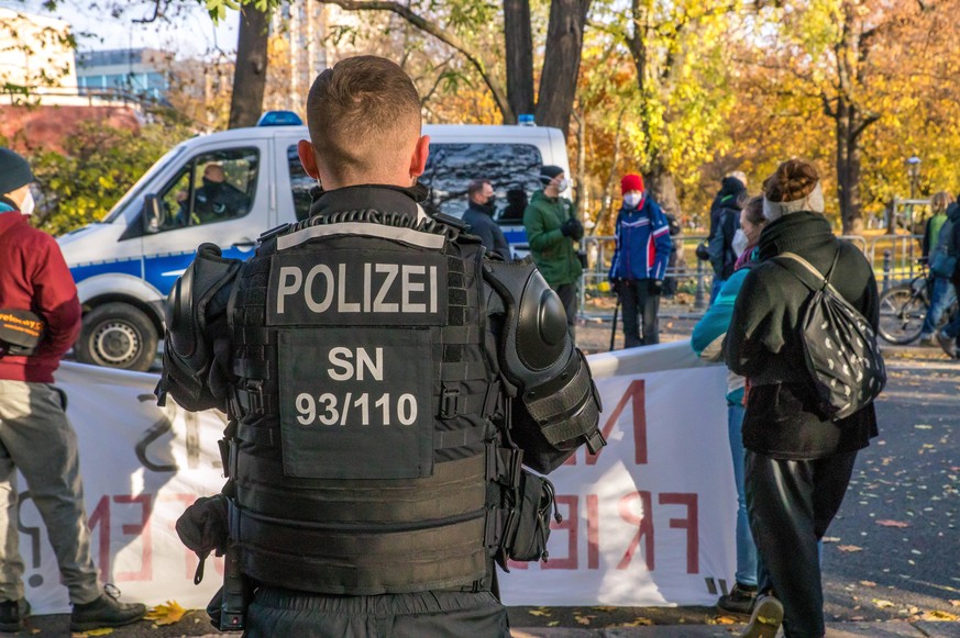 Am 21. November 2020 gab es erneute Demonstrationen gegen die Corona Politik der Bundesregierung. Zuerst versammelten sich am Kurt Masur Platz ca. 500 Menschen f