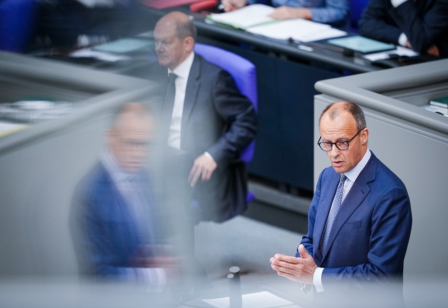 dpatopbilder - 01.06.2022, Berlin: Friedrich Merz, CDU-Bundesvorsitzender und Unionsfraktionvorsitzender, spricht in der Generaldebatte der Haushaltswoche im Bundestag neben Bundeskanzler Olaf Scholz  ...