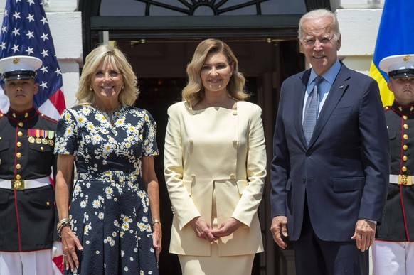 News Bilder des Tages First Lady Jill Biden and President Joe Biden welcome the First Lady of Ukraine Olena Zelenska on the South Lawn of the White House in Washington, DC on Tuesday, July 19, 2022. P ...