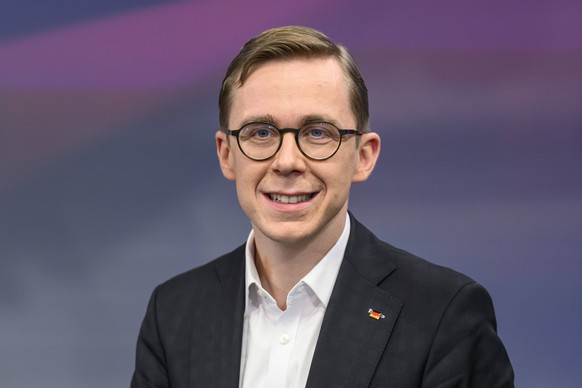 GER, Berlin, Studio, zu Gast bei - maischberger, Polittalk, TV, Format, mit Moderatorin - Sandra Maischberger, Das Erste, aus Adlershof - am Studio 20, im Bild v.l.: Philipp Amthor, CDU Generalsekreta ...