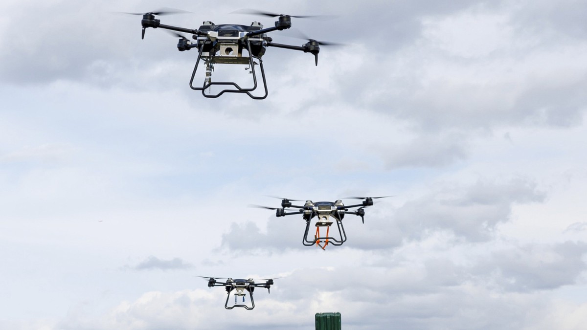 HANDOUT - 20.04.2024, Russland, Moskau: Dieses vom Pressedienst des russischen Verteidigungsministeriums zur Verfügung gestellte Foto zeigt Drohnen am Himmel. (zu dpa: «Tote durch russischen Drohnenan ...