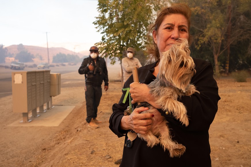 October 24, 2019, Canyon Country, California, USA: A hinge burns on Baker Canyon at Husk Ave from theTick Fire in Canyon Country, Thursday, October 24, 2019. Canyon Country USA PUBLICATIONxINxGERxSUIx ...