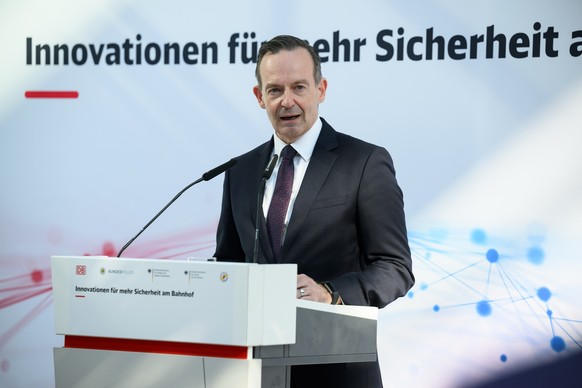 21.07.2022, Berlin: Volker Wissing (FDP), Bundesminister f�r Verkehr und Digitales, �u�ert sich bei einem Pressetermin im Bahnhof Berlin-S�dkreuz zum Forschungsvorhaben Sicherheitsbahnhof und zur Koop ...