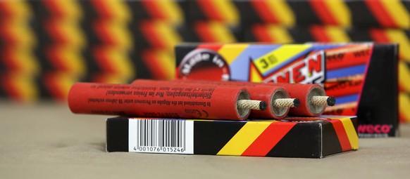 Kanonenschlaege, am 28.12.2018 startet der Feuerwerksverkauf Feature zum Thema Feuerwerksverkauf, Silvester, Neujahrsfeuerwerk am 22.12.2018 in Freudenberg/Deutschland. *** Cannon blows on 28 12 2018  ...