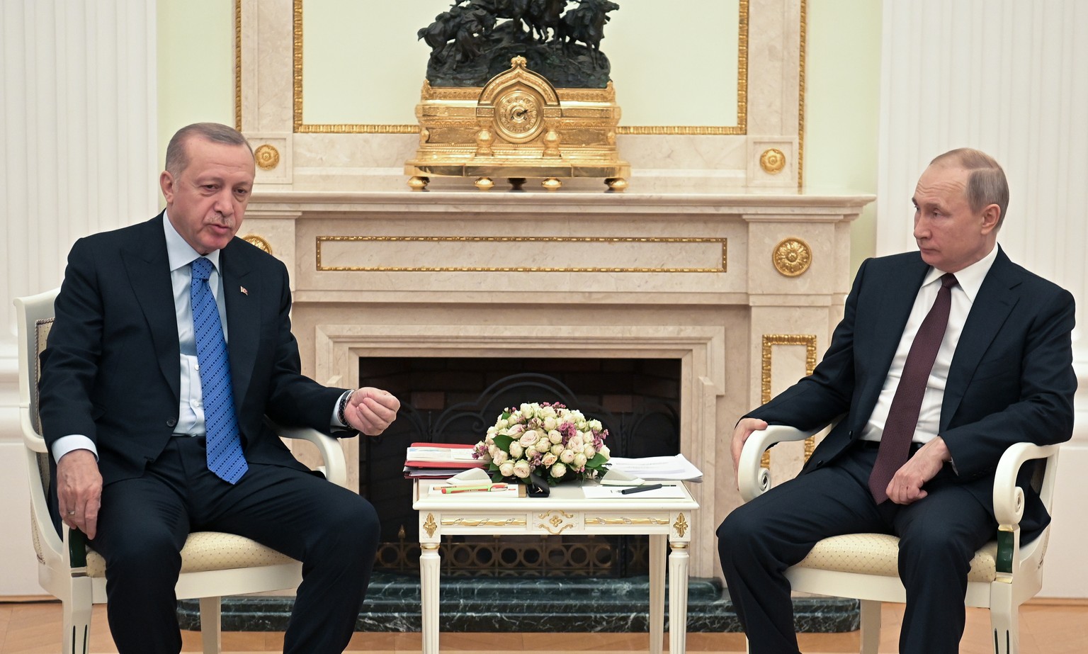 05.03.2020, Russland, Moskau: 6188761 05.03.2020 Russian President Vladimir Putin and Turkish President Tayyip Erdogan, left, talk during a meeting at the Kremlin in Moscow, Russia. Sergey Guneev / Sp ...