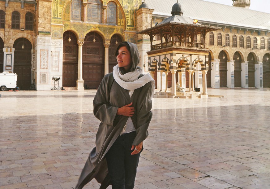 Eva zu Beck, Influencerin aus Polen, steht im Hof der Ummajaden-Moschee in Damaskus.