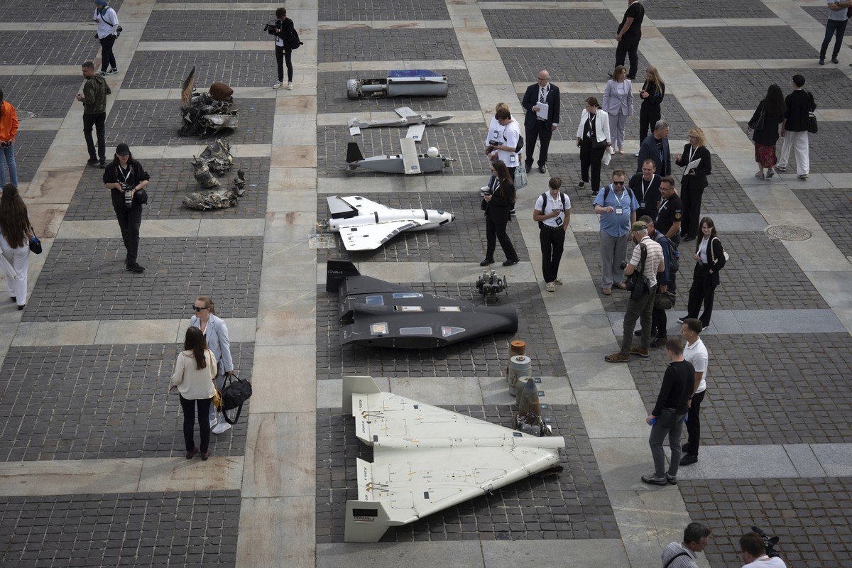 dpatopbilder - 27.06.2025, Ukraine, Kiew: Besucher betrachten beschädigte russische Drohnen während der Internationalen Konferenz zur Ausweitung der Sanktionen gegen Russland. Foto: Efrem Lukatsky/AP/ ...