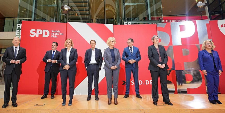 Olaf Scholz (l-r, SPD), designierter Bundeskanzler, Hubertus Heil (SPD), designierter Bundesminister für Arbeit und Soziales, Nancy Faeser (SPD), designierte Bundesministerin des Innern, Karl Lauterba ...