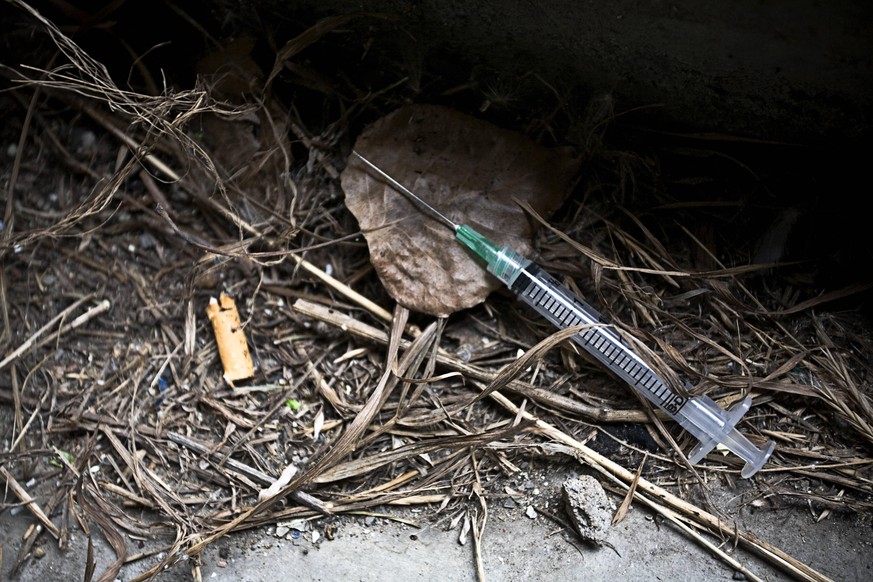 Syringe And Needle On Street PUBLICATIONxINxGERxSUIxAUTxONLY Copyright: StevexNagy 1818899