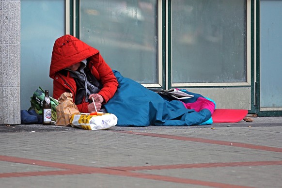 Armutsschicksale in Deutschland Eine von Obdachlosigkeit betroffene Person schläft bei eisiger Kälte auf dem Boden Bochum Nordrhein-Westfalen Deutschland Innenstadt *** Fates of poverty in Germany A p ...