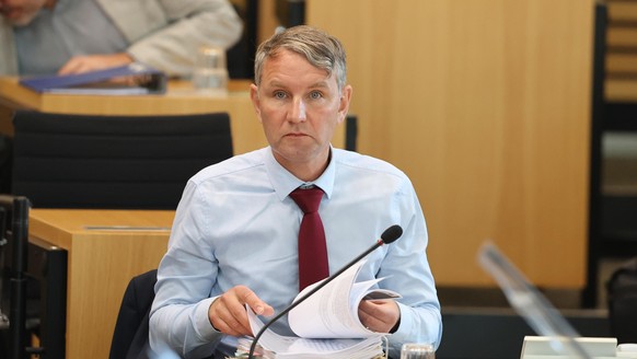 Björn Höcke, Fraktionsvorsitzender der AfD, sitzt im Plenarsaal des Thüringer Landtages. Auf Antrag der AfD Fraktion muss sich Thüringens Linke-Ministerpräsident Bodo Ramelow am 23.07.2021 im Landtag  ...