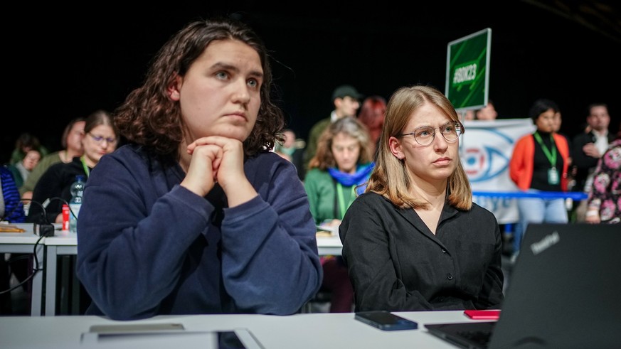 25.11.2023, Baden-Württemberg, Karlsruhe: Katharina Stolla (l) und Svenja Appuhn, die Vorsitzenden der Grüne Jugend, nehmen am Bundesparteitag von Bündnis 90/Die Grünen teil. Die Bundesdelegiertenkonf ...